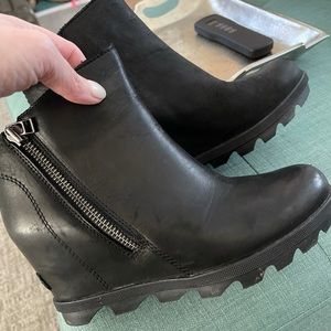 Like new!!!! Size 7 SOREL Joan of Artic Wedge Booties
